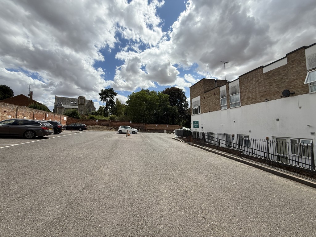 Lot: 47 - MIXED RESIDENTIAL AND COMMERCIAL TOWN CENTRE INVESTMENT - Alternative view of car park and rear of the building
